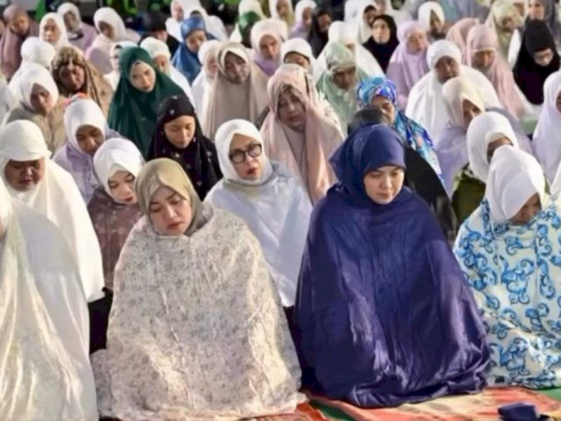 Kepala Dinas Pekerjaan Umum Kota Makassar Zuhaelsi Zubir mengikuti doa bersama di Lapangan Karebosi. 