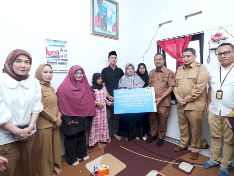 Gubernur Sulawesi Selatan, Andi Sudirman Sulaiman mengunjungi rumah duka almarhum Saiful Akbar. 