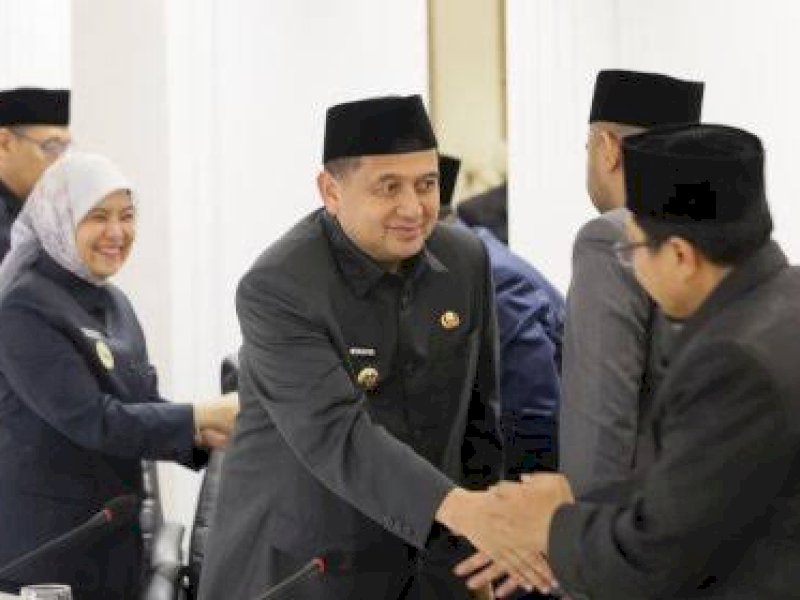 Wali Kota Makassar Munafri 'Appi' Arifuddin menyalami anggota DPRD usai pengesahan APBD-P 2025.