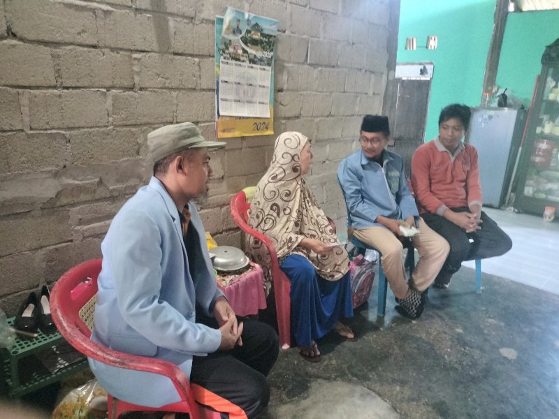 Pengurus BKPRMI Luwu Utara memberikan santunan kepada Sriningsih, seorang guru mengaji. 