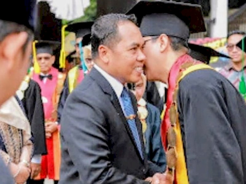 Bupati Wajo Andi Rosman menghadiri Wisuda ke-VII magister, sarjana, dan ahli madya Uniprima Sengkang. 