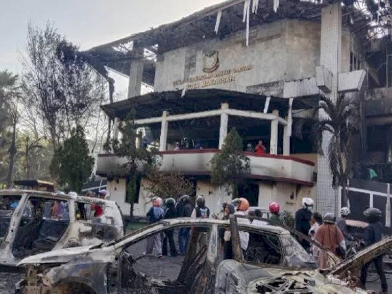 Kondisi Gedung DPRD Makassar usai insiden pembakaran. 