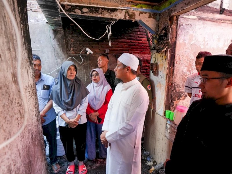 Gubernur Sulawesi Selatan, Andi Sudirman Sulaiman mengunjungi lokasi kebakaran di Jalan Baji Dakka, Kota Makassar. 