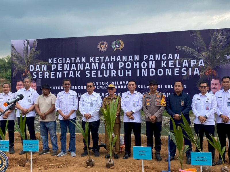 Kegiatan penanaman pohon kelapa yang diselenggarakan oleh Kantor Wilayah Ditjenpas Sulawesi Selatan di Kecamatan Tompobulu, Kabupaten Maros. 