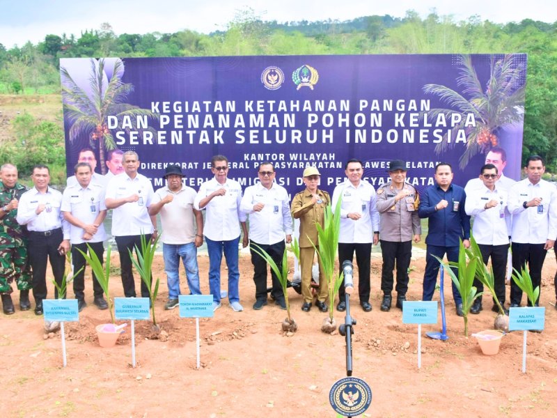 Kegiatan penanaman pohon kelapa serentak di Kabupaten Maros. 
