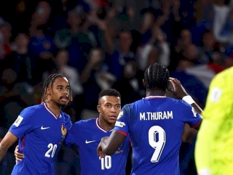 Pemain Prancis merayakan gol ke gawang Islandia. (int)