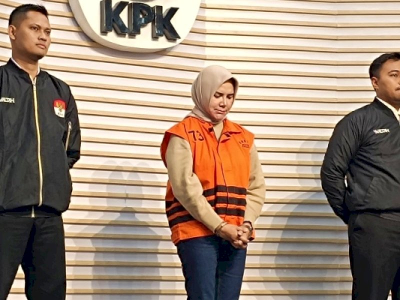 Ketua Kadin Kalimantan Timur, Dayang Donna Walfiaries Tania (DDW) resmi ditahan KPK. 