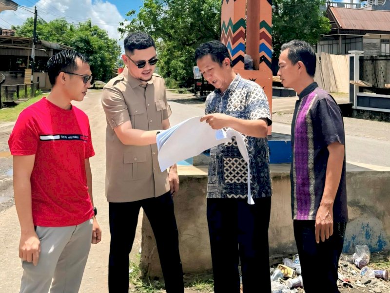 Sekretaris Komisi III DPRD Wajo Feri Saputra Santu melakukan Mutual Check Awal (MC-0) rekonstruksi jalan Pekkae-Canru, Kecamatan Sabbangparu. 