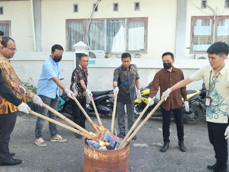 Pemusnahan barang bukti di Kejari Wajo. 