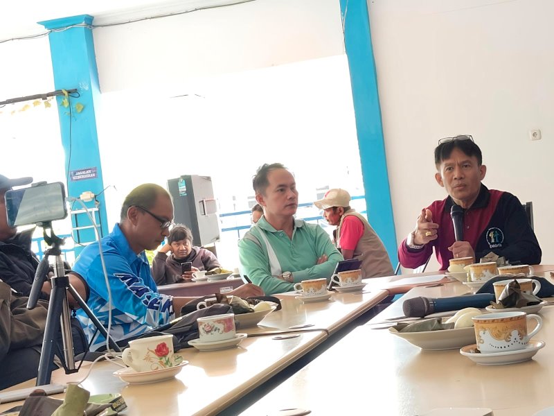 Kepala Bandara Toraja Markus Banner Padang dan Kepala Dinas Perhubungan Kabupaten Tana Toraja, Erick Krystal Sa'pang Ranteallo, melakukan pertemuan guna membahas perkembangan Bandara Toraja.