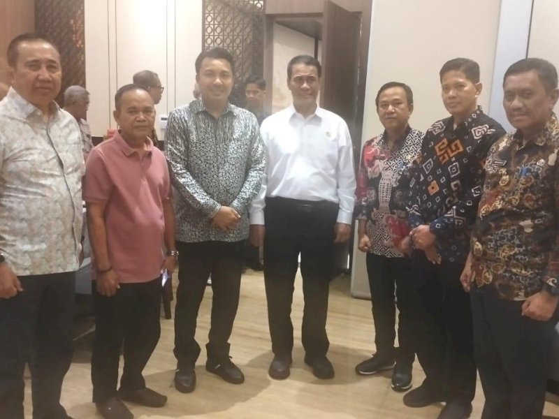 Bupati  Luwu Utara Andi Abdullah Rahim, menghadiri undangan makan siang Mentan Amran Sulaiman, di Rumah Makan Sunachi Hotel Claro, Makassar. 