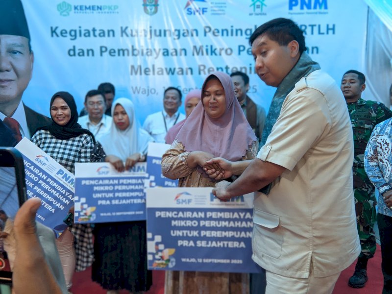 Menteri PKP menyerahkan pembiayaan mikro untuk perempuan prasejahtera di Kabupaten Wajo. 
