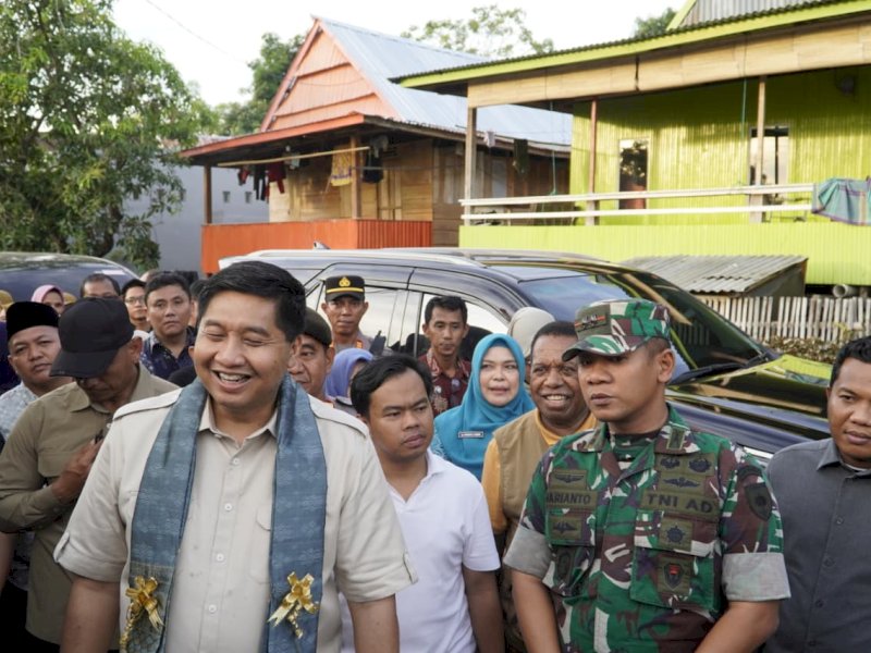 Komandan Kodim 1406/Wajo, Letkol Inf Harianto, Menteri Perumahan dan Kawasan Permukiman (PKP) Maruarar Sirait (ARA) dalam kunjungan kerja di wilayah Kecamatan Tempe, Kabupaten Wajo. 