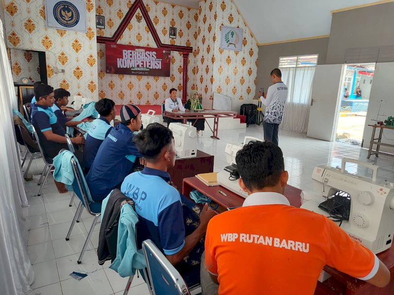 Pelatihan tailor made training bagi warga binaan di Rutan Barru. 