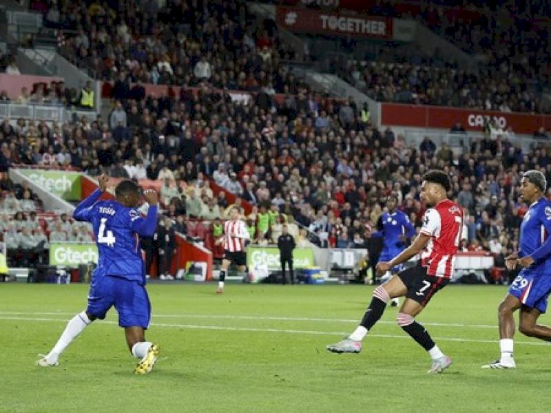 Brentford menjebol gawang Chelsea. (int) 
