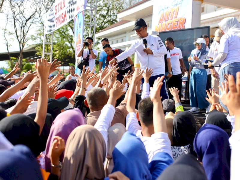 Gubernur Sulsel Andi Sudirman Sulaiman melepas peserta jalan sehat Anti Mager di Kabupaten Bone. 