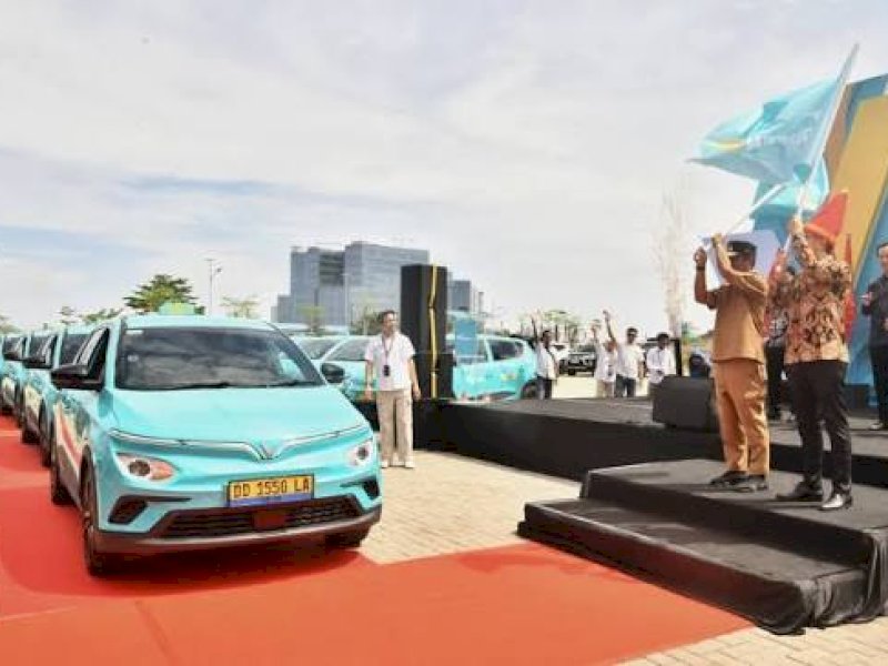 Gubernur Sulawesi Selatan (Sulsel) Andi Sudirman Sulaiman meluncurkan 200 unit taksi listrik modern di Makassar.