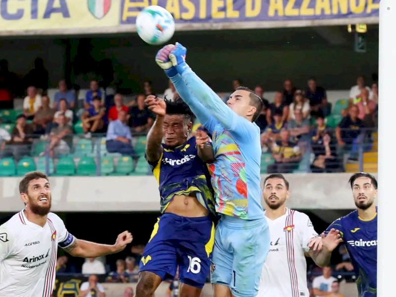 Emil Audero menghalau bola dalam laga dini hari tadi. (int) 