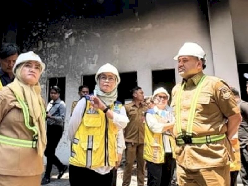 Kepala Dinas Pekerjaan Umum (PU) Kota Makassar, Zuhaelsi Zubir mendampingi Wali Kota Makassar Munafri Arifuddin menerima kunjungan Dirjen Cipta Karya Kementerian PU di kantor DPRD Kota Makassar. 