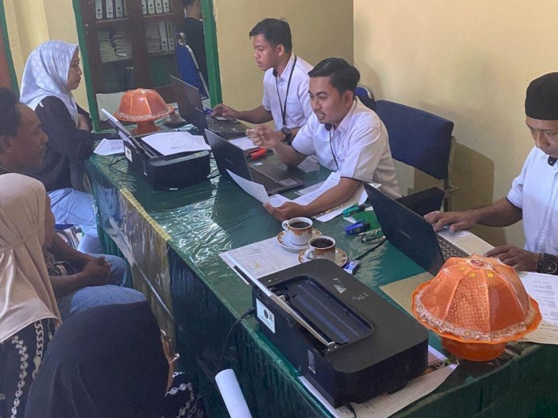 Pihak Pengadilan Agama saat mengambil data permohonan isbat nikah di KUA Bengo. 