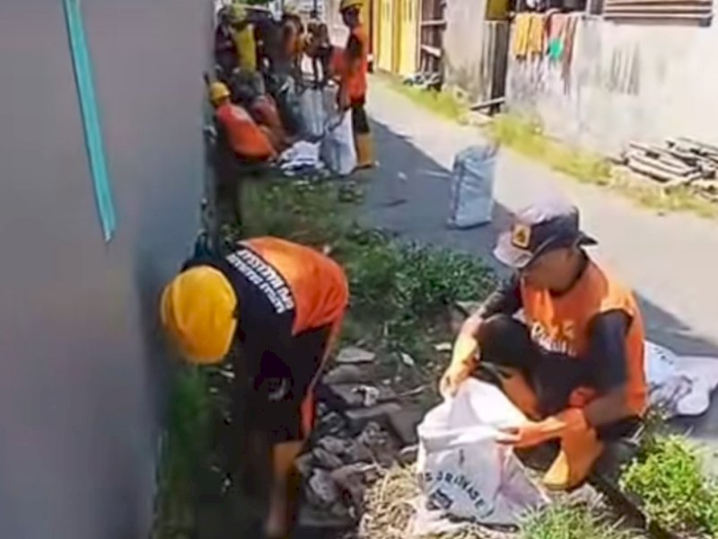 Satgas Drainase Dinas PU Makassar melakukan pengerukan saluran air di Jipang Raya 1. 