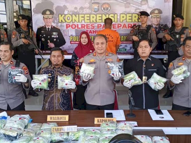 Polres Parepare merilis kasus penyelundupan 44 kilogram sabu. 
