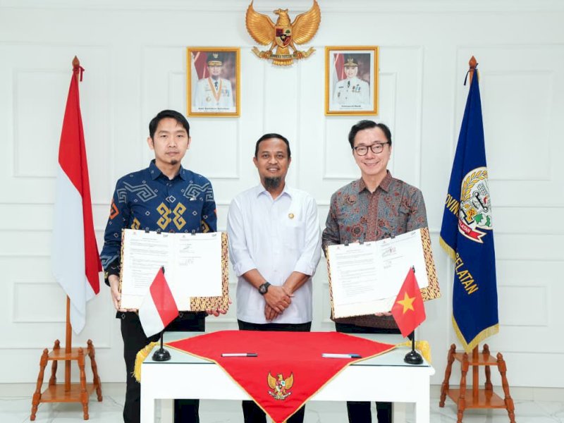 Gubernur Sulsel Andi Sudirman Sulaiman (tengah) 