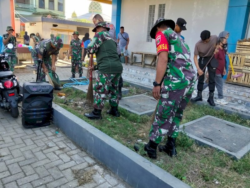 Personel Kodim Wajo melaksanakan Karya Bakti Teritorial Prima. 