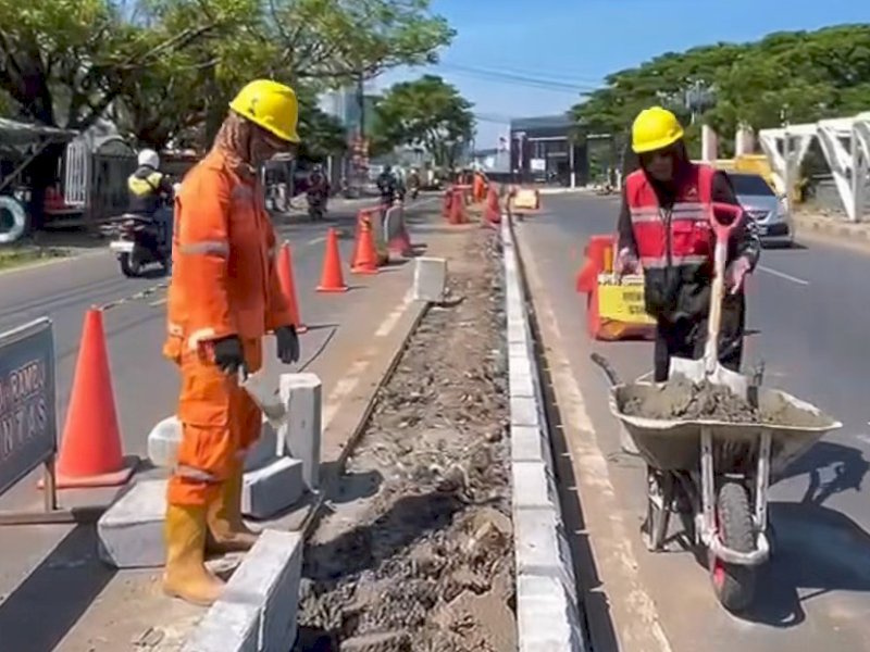 Perbaikan median jalan di Jalan Metro Tanjung Bunga. 