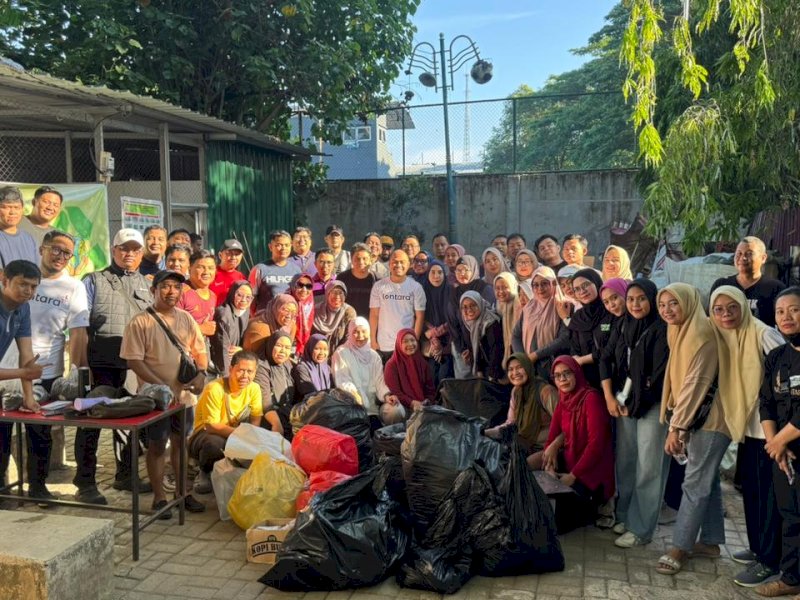 Diskominfo Kota Makassar menggelar kegiatan kerja bakti, di sepanjang ruas Jalan Ahmad Yani dan Balaikota. 