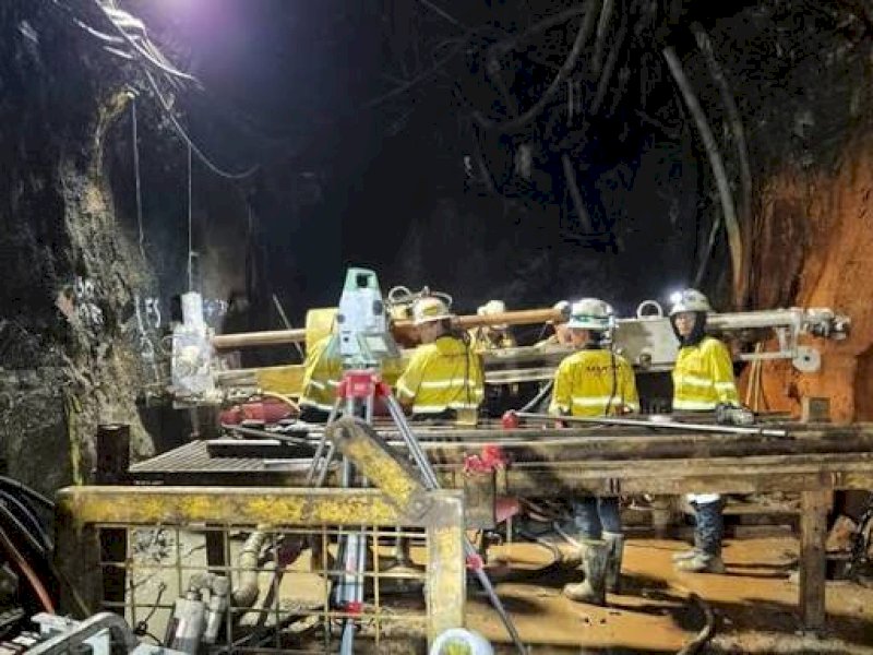 Upaya pencarian pekerja tambang Freeport. 
