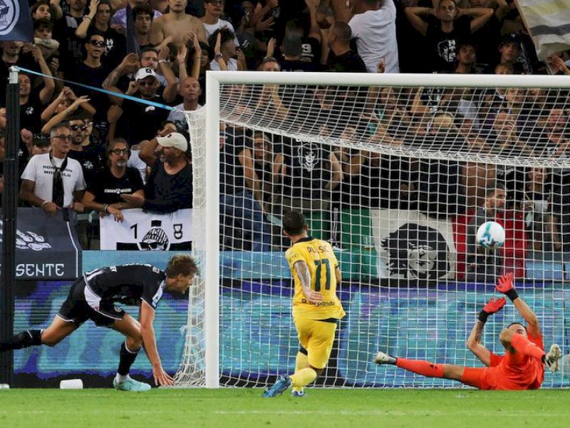 AC Milan menjebol gawang Udinese.