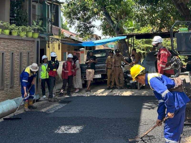 Dinas PU Makassar melakukan pengaspalan di Jalan Batua Raya 6. 