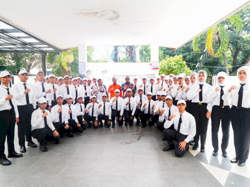 Gubernur Sulsel Andi Sudirman Sulaiman melepas praja IPDN. 