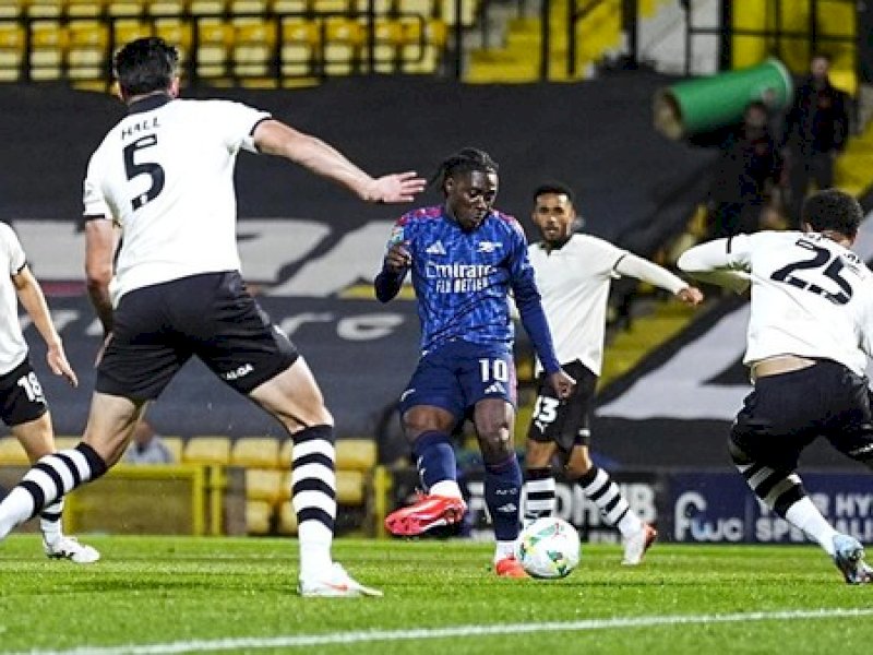 Pemain Arsenal dikurung pemain Port Vale. (int) 