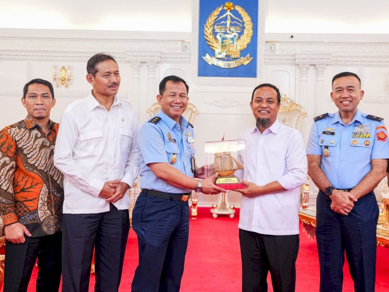 Gubernur Sulawesi Selatan Andi Sudirman Sulaiman menerima kunjungan Dirjen Badilmiltun Mahkamah Agung RI, Marsekal Muda TNI Yuwono Agung Nugroho. 