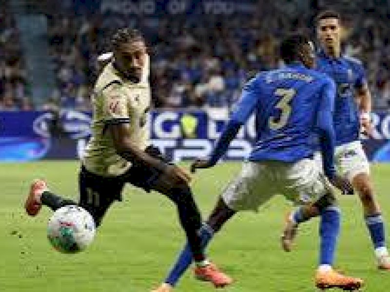 Pemain Barcelona berusaha melewati dia adangan pemain Oviedo. (int) 