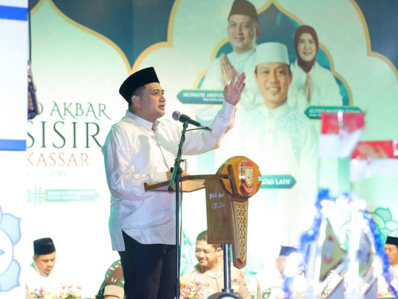 Wali Kota Makassar Munafri Arifuddin memberi sambutan di acara Maulid Akbar Pesisir. 