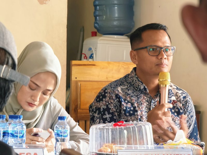 Sekcam Ulaweng Arfandy Syam memberi pengarahan di RKPDes Desa Lilina Ajangale. 