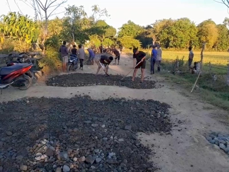 Masyarakat Dusun 1 Wetuo Desa Kalibong Kecamatan Sibulue, Kabupaten Bone bergotong-royong memperbaiki jalan rusak. 
