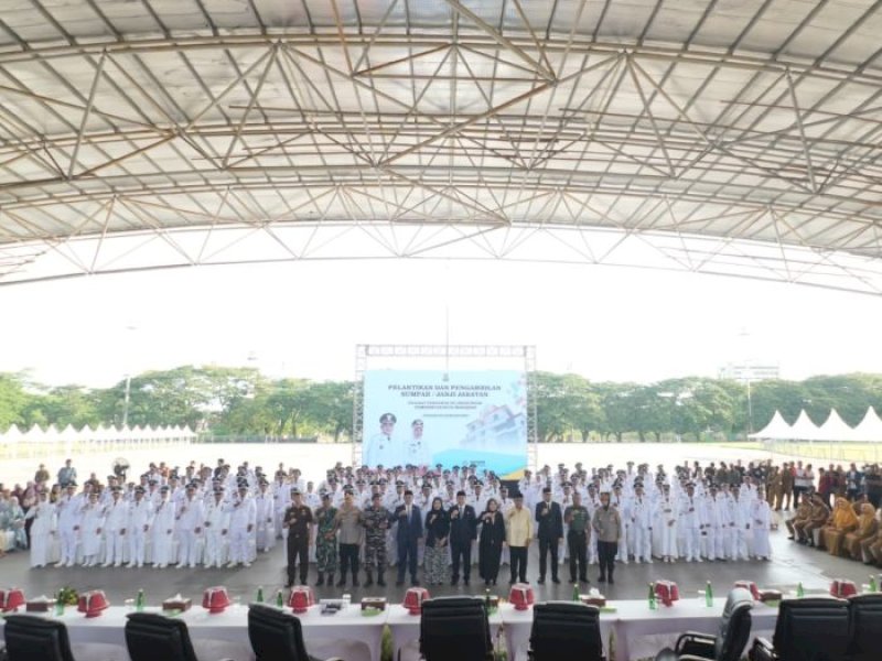 Wali Kota Makassar Munafri Arifuddin melantik pejabat di Lapangan Karebosi. 