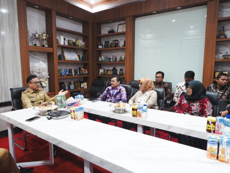 Direktur Pengukuran Pelembagaan Pancasila BPIP, Hotrun Siregar bertemu Sekda Sulsel, Jufri Rahman, di Ruang Rapat Sekda. 