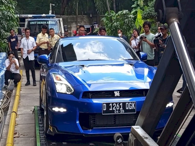 Proses pemindahan kendaraan dari kasus korupsi mantan Wamenaker Immanuel Ebenezer. 