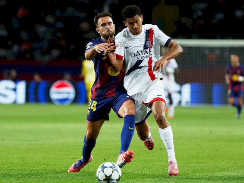 Pemain Barcelona dan PSG berebut bola. (int) 