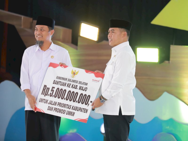 Gubernur Sulawesi Selatan, Andi Sudirman Sulaiman menyerahkan bantuan kepada Pemkab Wajo Rp 5 miliar. 