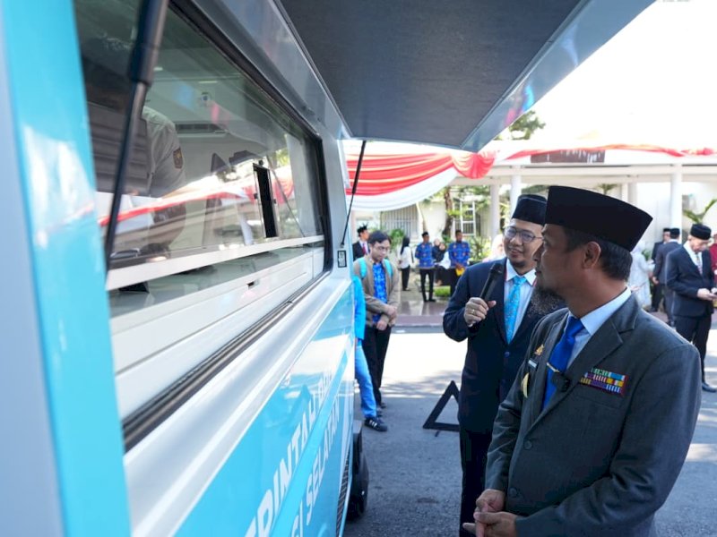 Gubernur Sulawesi Selatan, Andi Sudirman Sulaiman meluncurkan mesin pencetak KTP mobile.
