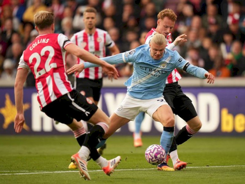 Erling Haaland diadang tiga pemain Brentford. (int) 