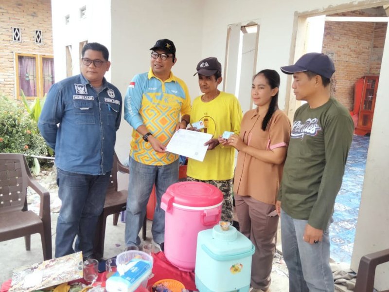Disdukcapil Kabupaten Luwu Utara menyerahkan dokumen kependudukan salah seorang warga Desa Tarobok. 