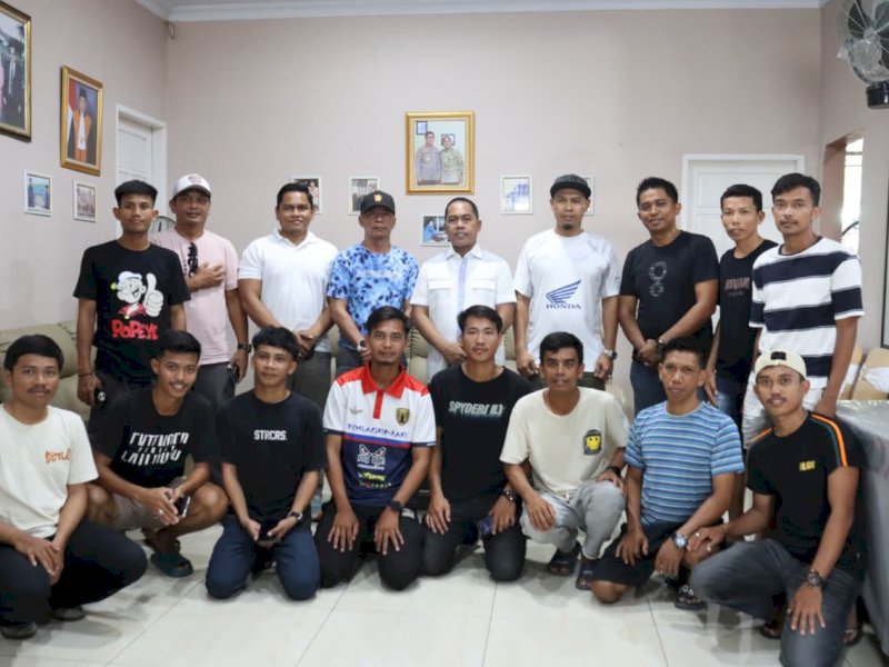 Bupati Wajo Andi Rosman melepas tim sepakbola Kabupaten Wajo yang akan berlaga di Piala Gubernur Sulsel. 