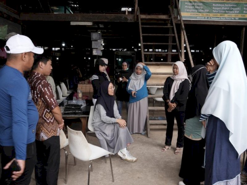 Ketua TP PKK Kota Makassar, Melinda Aksa, melakukan kunjungan monitoring dan evaluasi ke Urban Agrofarm di Kelurahan Paropo. 